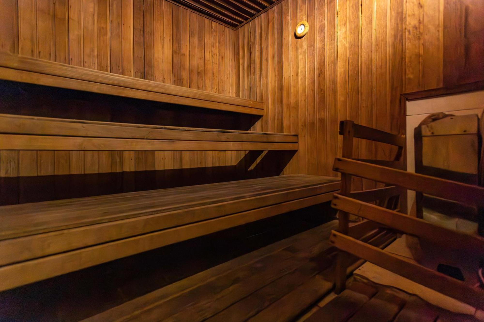 One-Bedroom Apartment Balcony Mountain View