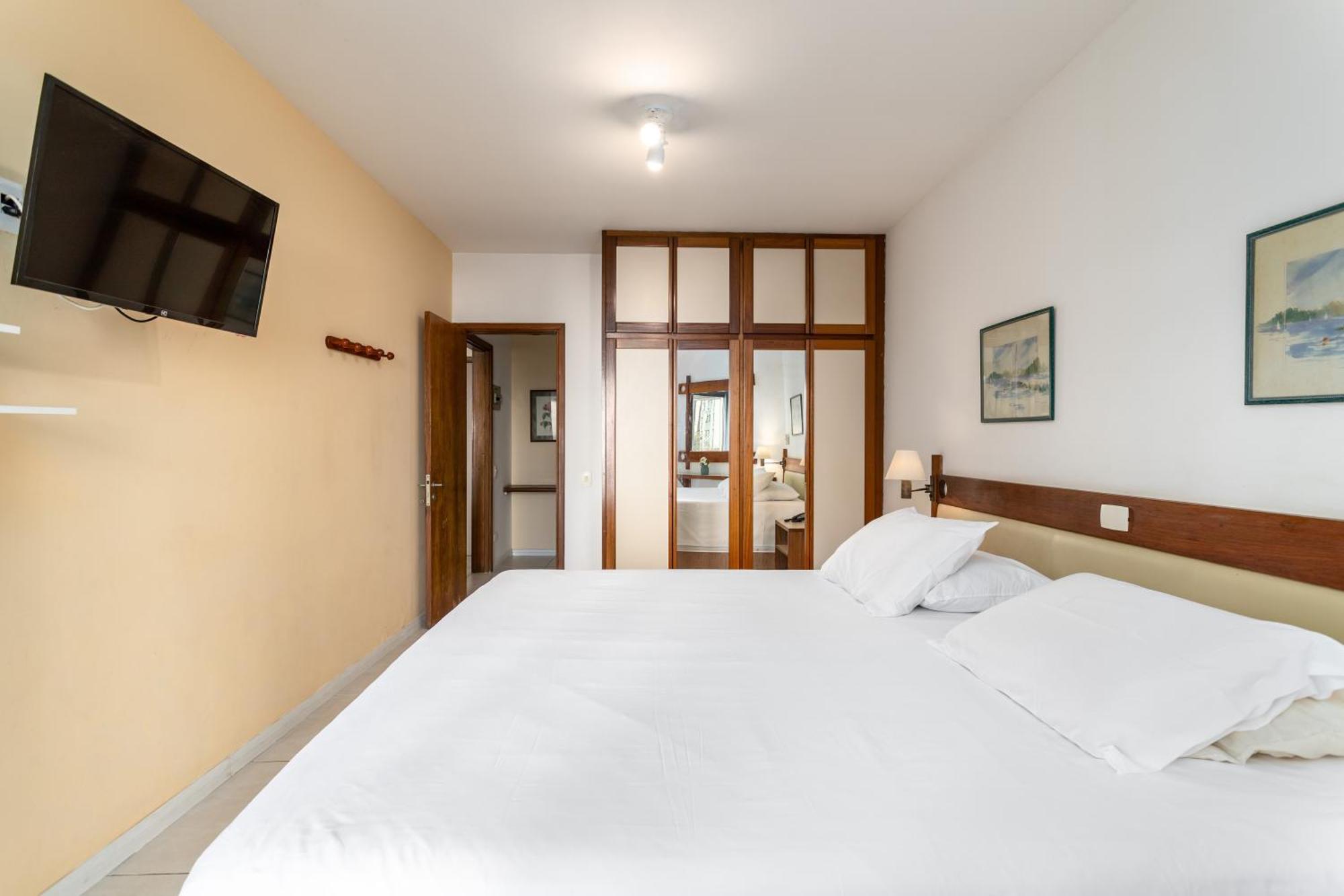 One-Bedroom Apartment Balcony Mountain View