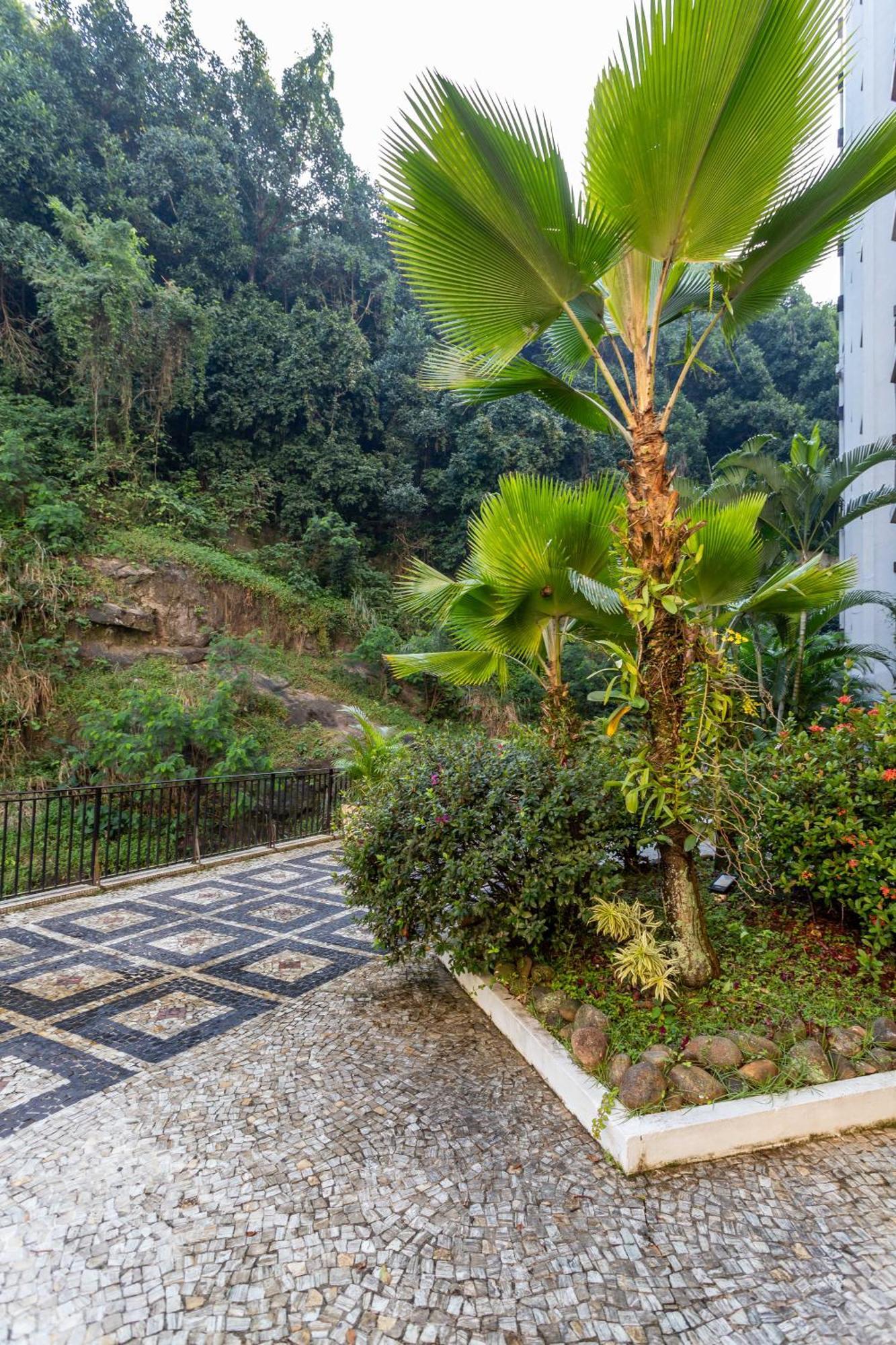 One-Bedroom Apartment Balcony Mountain View