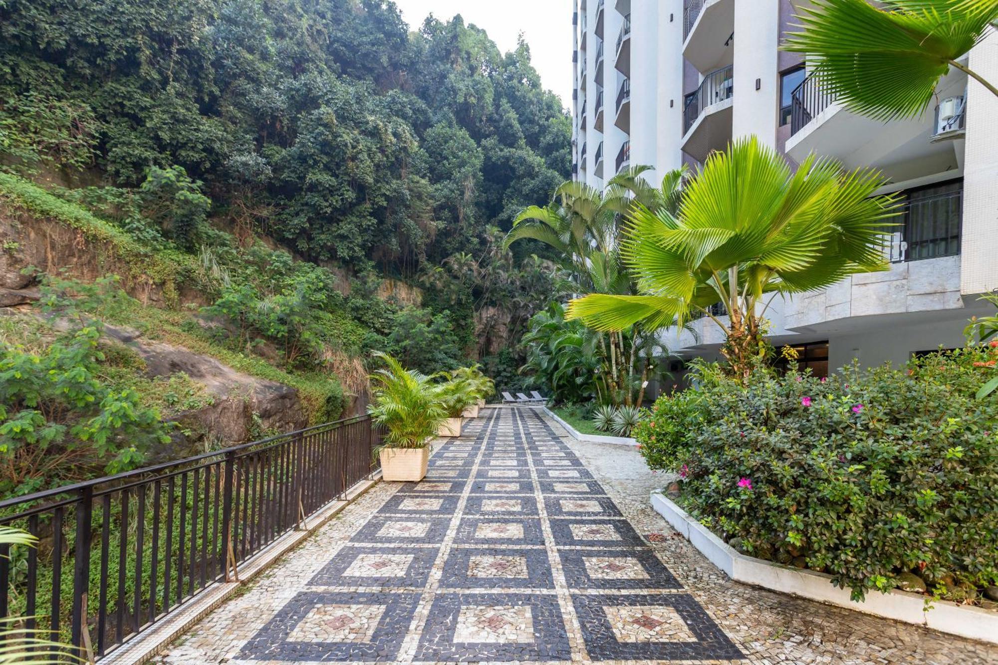 One-Bedroom Apartment Balcony Mountain View